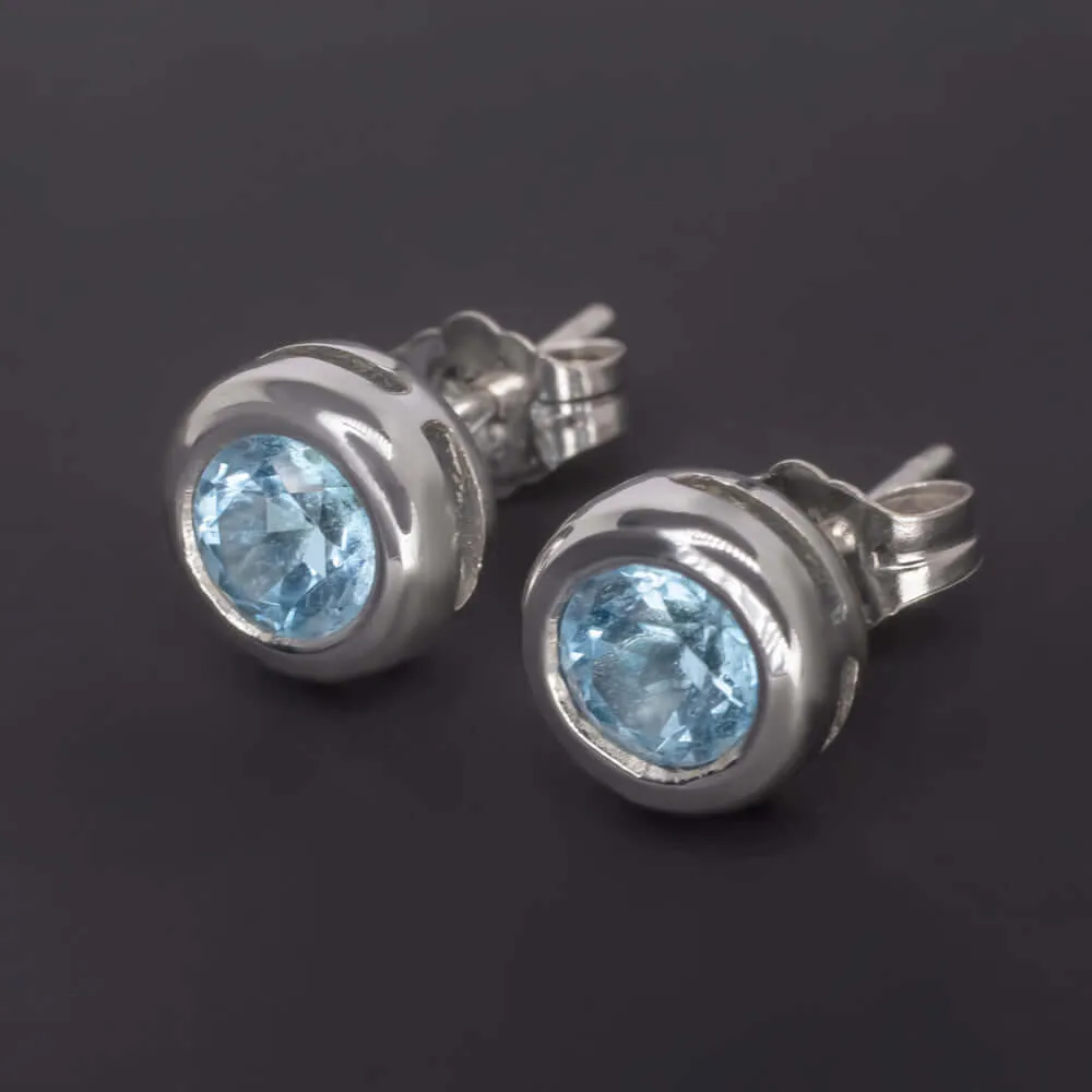 1.5ct BLUE TOPAZ 18K WHITE GOLD STUD EARRINGS BEZEL SET ROUND CUT CLASSIC SIMPLE