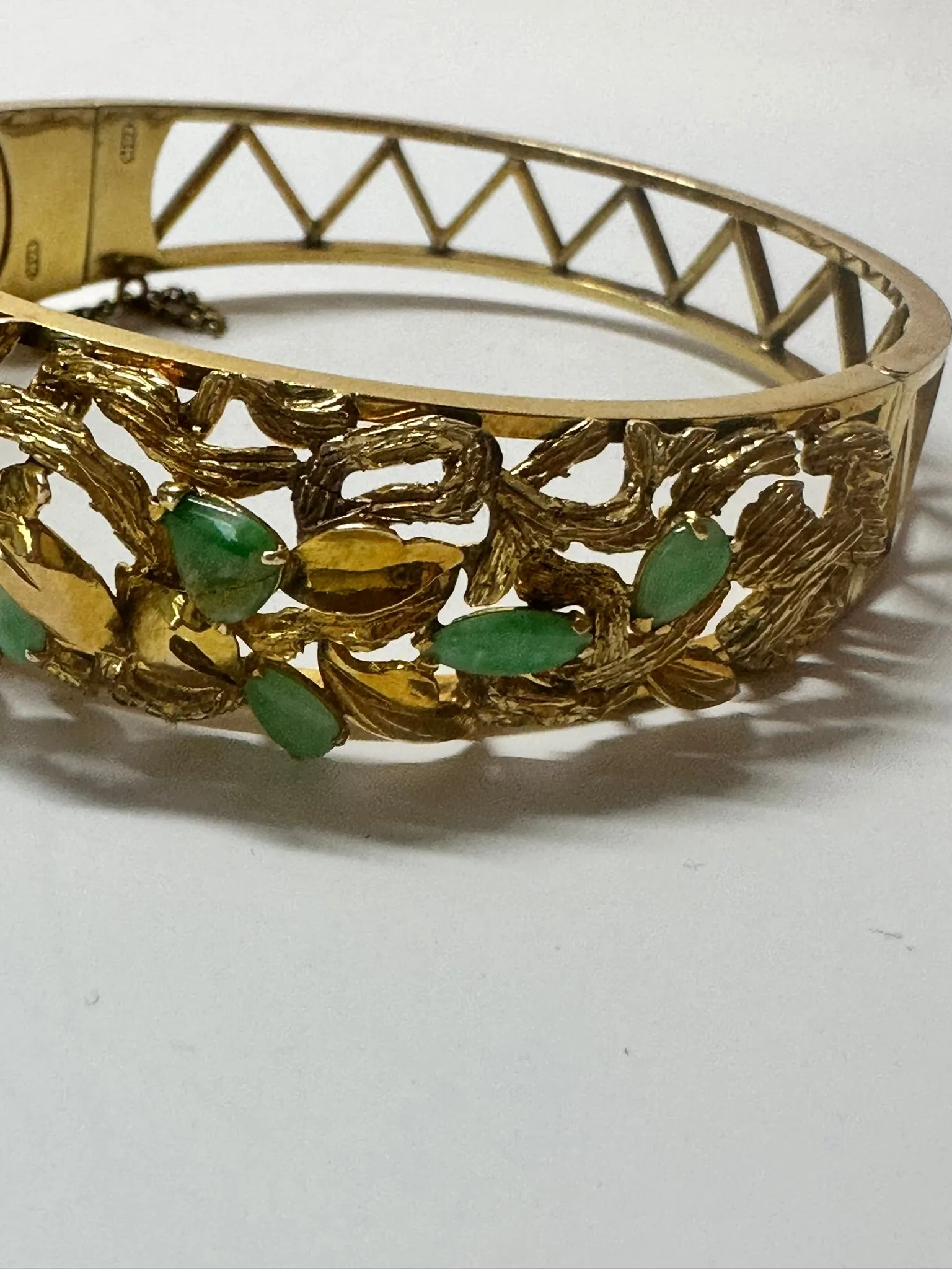 Chinese Bangle Bracelet. 14k Yellow Gold and Jade. Leaf Design.