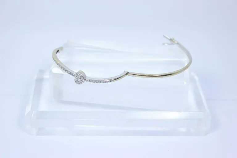 DIAMOND 18 Karat White Gold Heart Bangle Bracelet